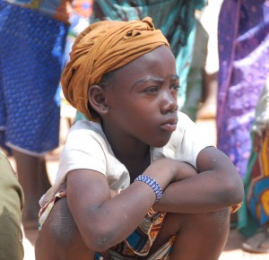 Mali - junges Mädchen bear